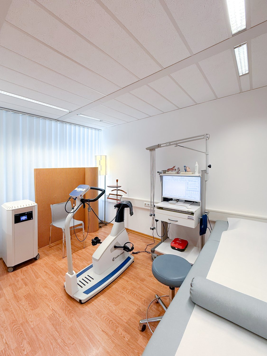 Belastungsplatz mit Fahrradergometer und EKG-Arbeitsplatz